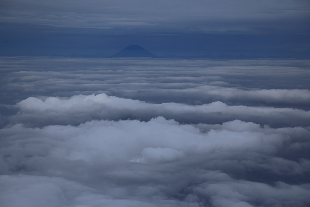 Waves of clouds toward the Mount Fuji