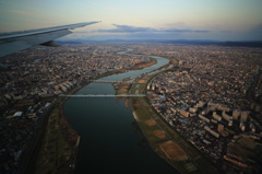 淀川を越えると伊丹空港に着陸です