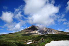 旭岳の山頂に夏雲が流れていく
