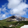 旭岳の山頂に夏雲が流れていく