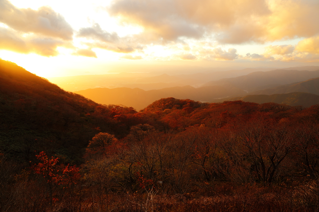 伊吹山は日暮れて、一気にオレンジの世界が広がっていった