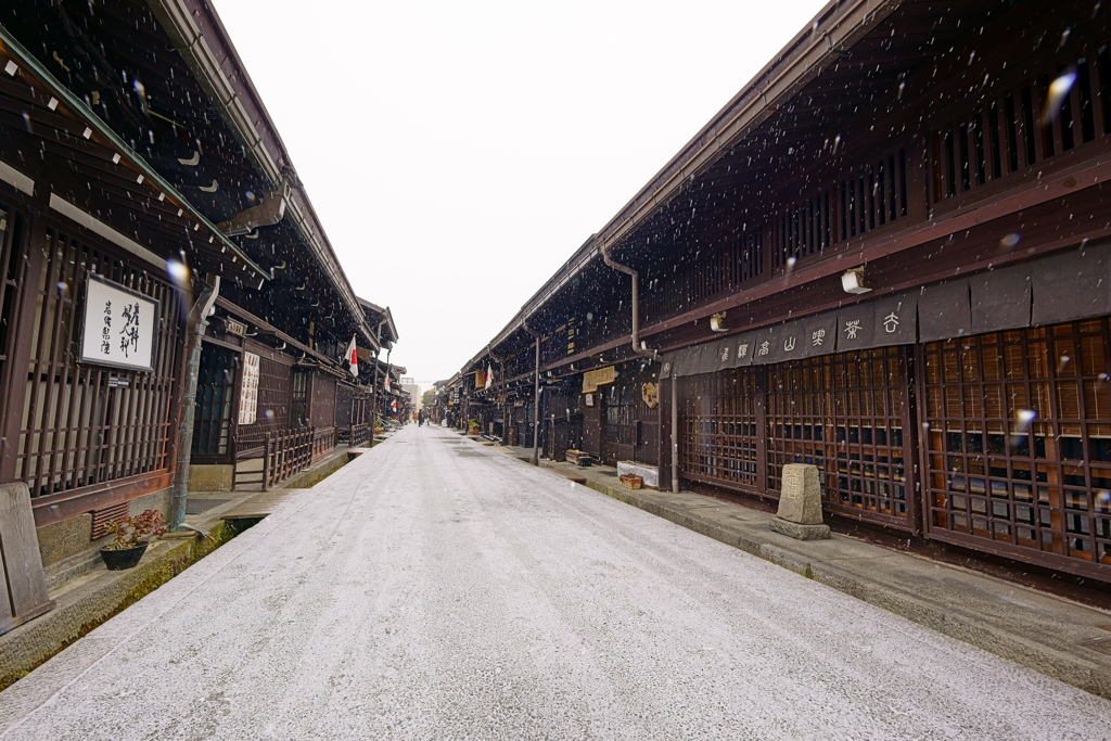 さんまち通りに雪は降り積む