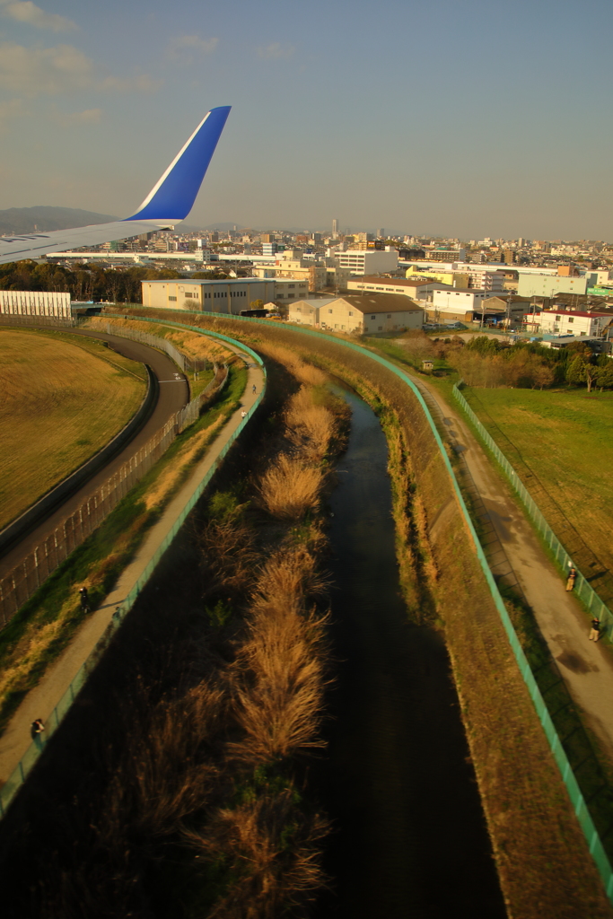 いつもは飛行機を見上げている千里川を越えて