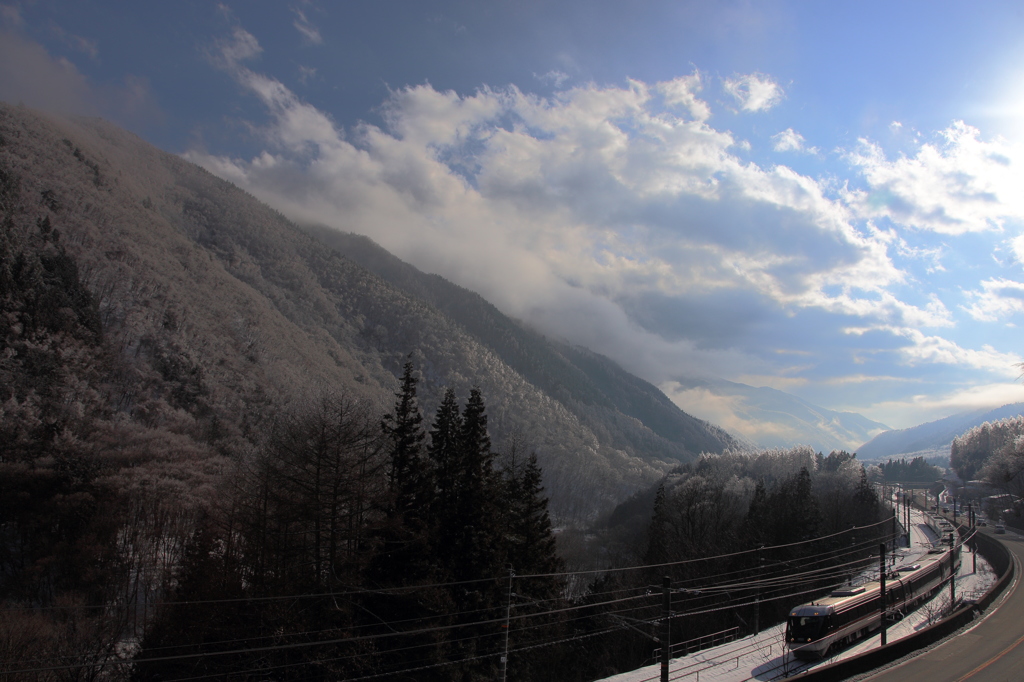 雪山の谷あいを走る