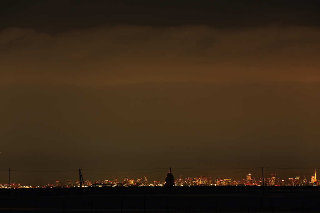 東京上空雲厚し