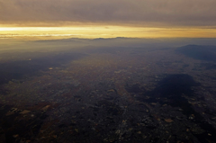 紅葉の奈良盆地を遥か上空から眺むる