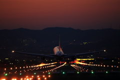伊丹空港にランディングする機体が夕焼け色に染まる