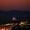 伊丹空港にランディングする機体が夕焼け色に染まる