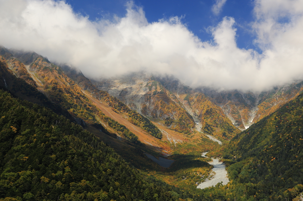 雲が湧き出で、穂高の峰を超えて行った