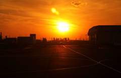 川崎の工場の向こうに夕日が沈んでいく