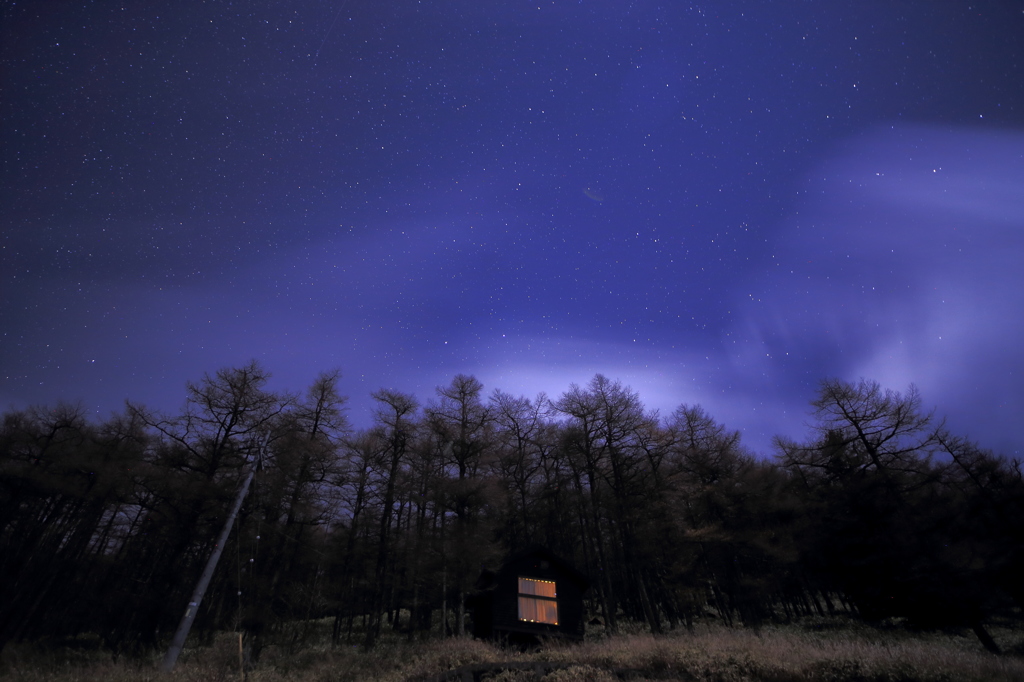 A small hut～高峰高原の空に雲が流れる