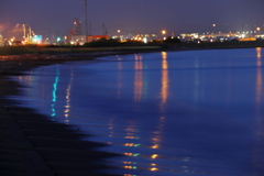 七重浜に静かな波と函館の街灯り