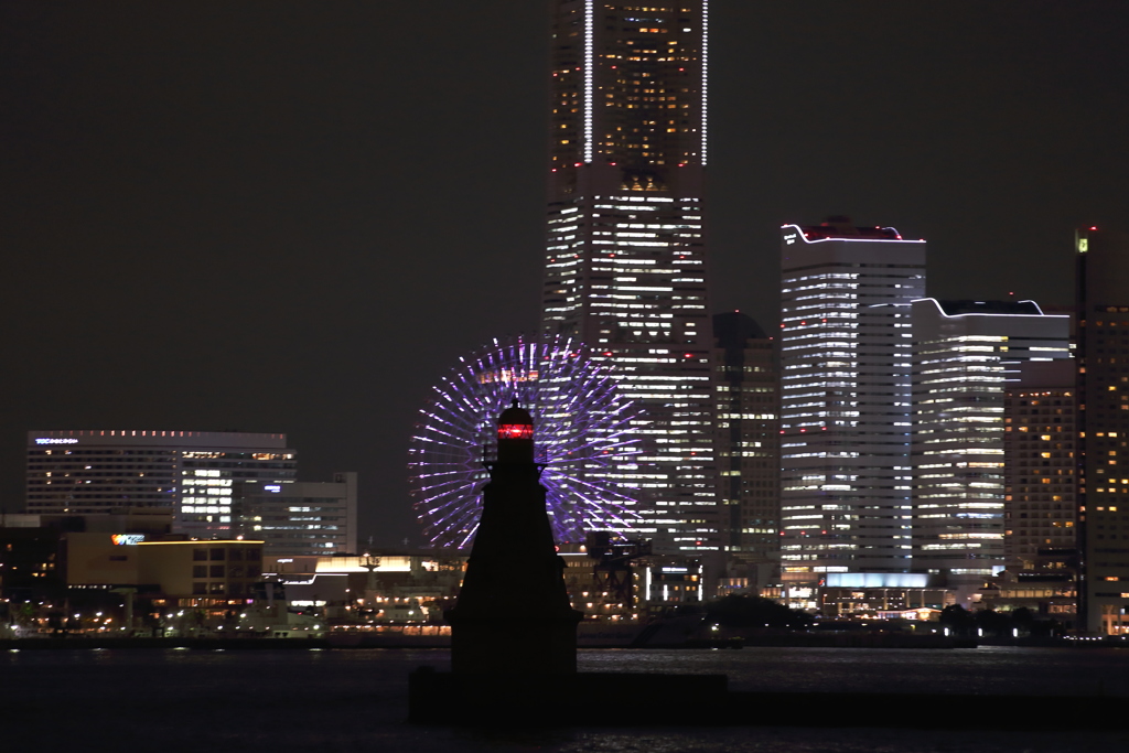 横浜北水堤灯台とミナトミライの灯り
