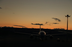 夕暮れの羽田空港～Ｄ滑走路に向かう機内より