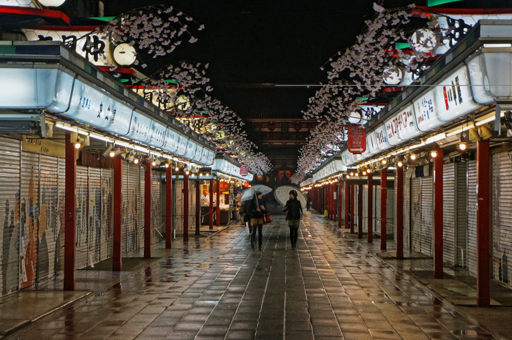 雨の仲見世通り
