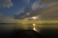 琵琶湖の湖面を照らす