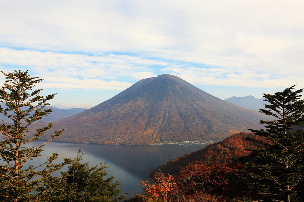 色づく男体山