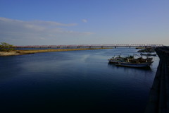 赤須賀漁港から遠く揖斐長良大橋を望む