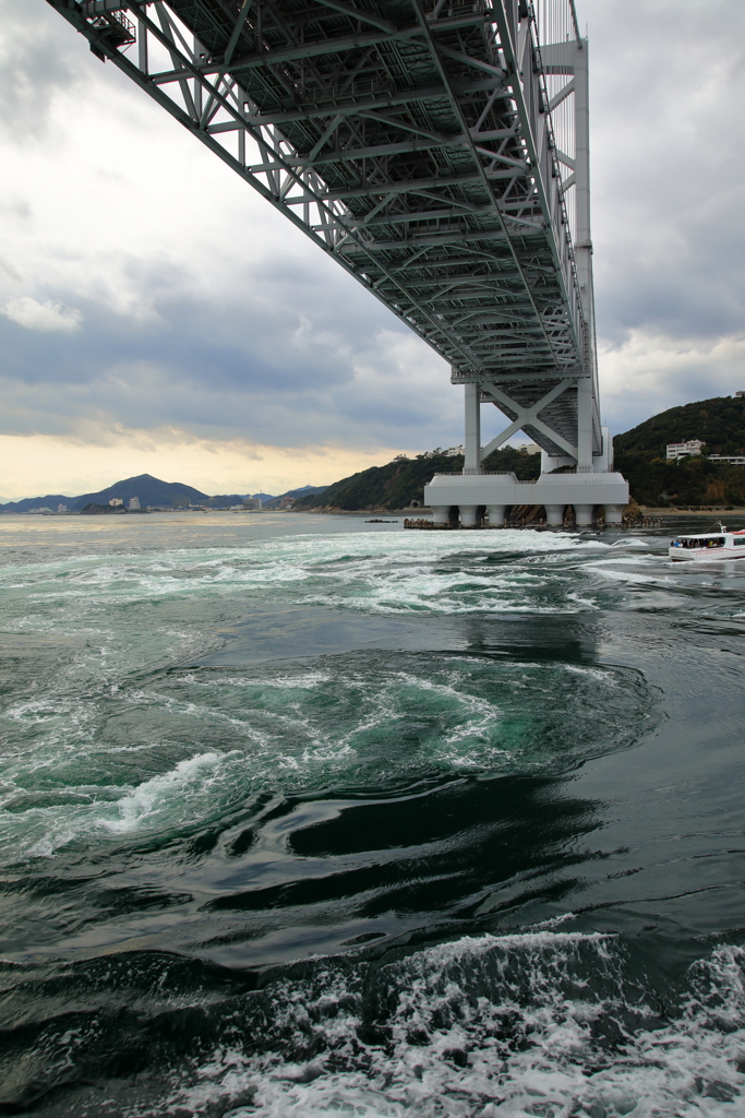 大鳴門橋の真下は急流の如く流れ