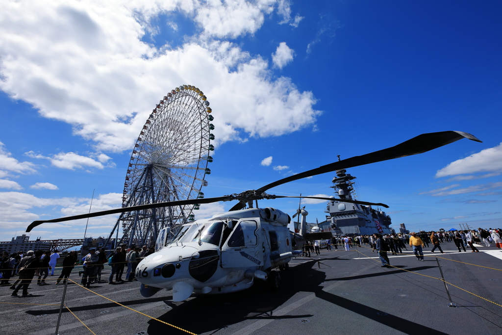 加賀の甲板に駐機するヘリと観覧車の見える風景