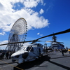 加賀の甲板に駐機するヘリと観覧車の見える風景