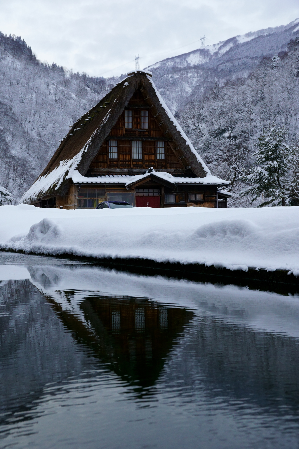 雪深き山間の菅沼集落に静かに佇む