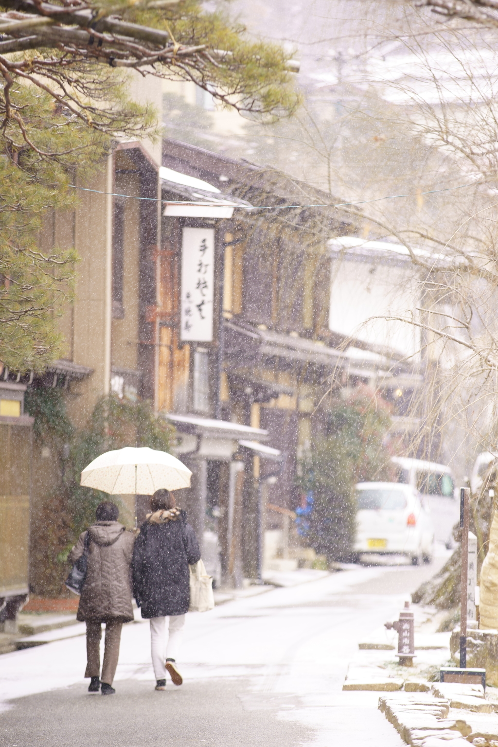 高山の街、雪の中を散策するも楽し