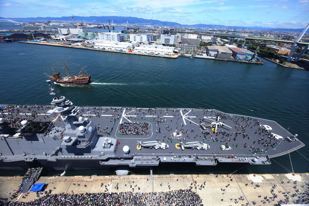 観覧車に乗って護衛艦「加賀」を上から撮ってみた