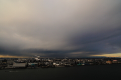 京浜工業地帯に低く垂れ込める雲