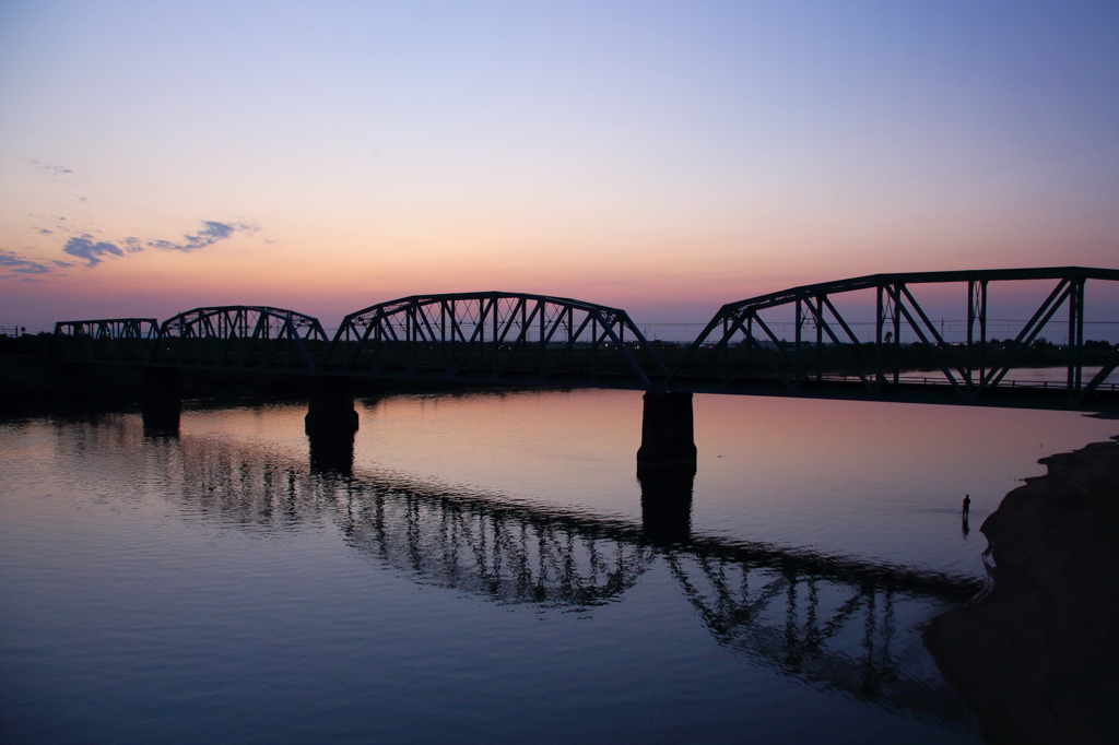 夕暮れの阿賀野川橋梁