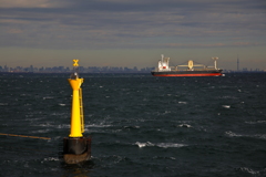 黄色い灯台とタンカーと東京スカイツリー