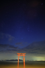 白髭神社の朱色の鳥居とオリオンの輝く星空