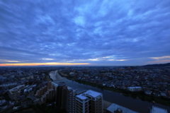 蒼朝～武庫川の流れと遠くに見える大阪の街並み