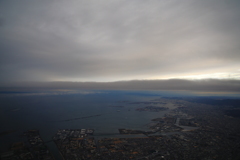 神戸の街も冬の雲に覆われて