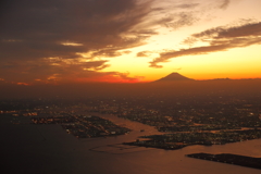 京浜工業地帯の灯りと燃える富士山
