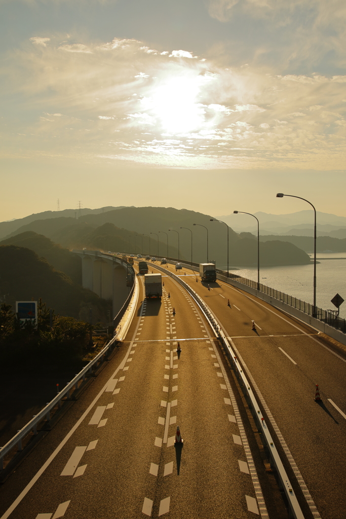 夕陽に輝く大鳴門橋