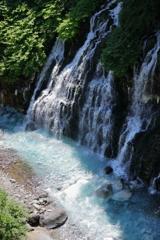 ブルーの美瑛川と白ひげの滝