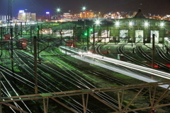 函館運輸所と普通列車の光跡
