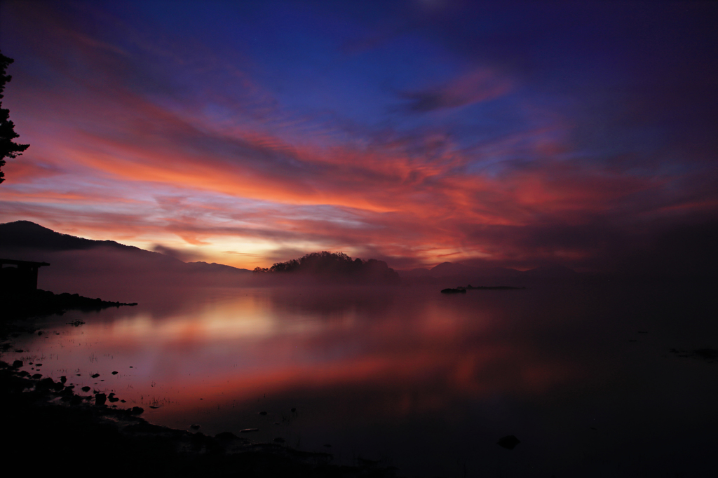 桧原湖の黎明　～流れる雲と朝霧