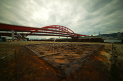 錆びた埠頭と神戸大橋