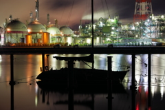 工場夜景とヨットのシルエット