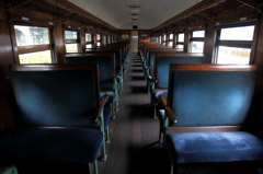 板張りの客車とブルーの座席
