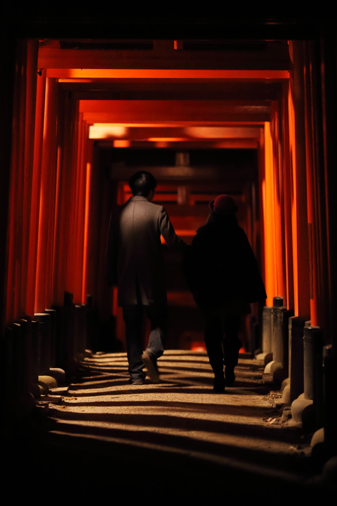 千本鳥居の中の二人