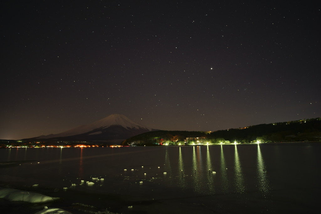 山中湖畔にて夜明けを待つ