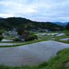 棚田の里の静かな朝の風景