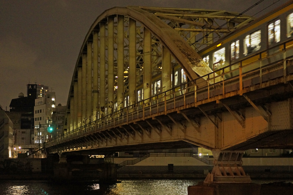 隅田川橋梁を渡る