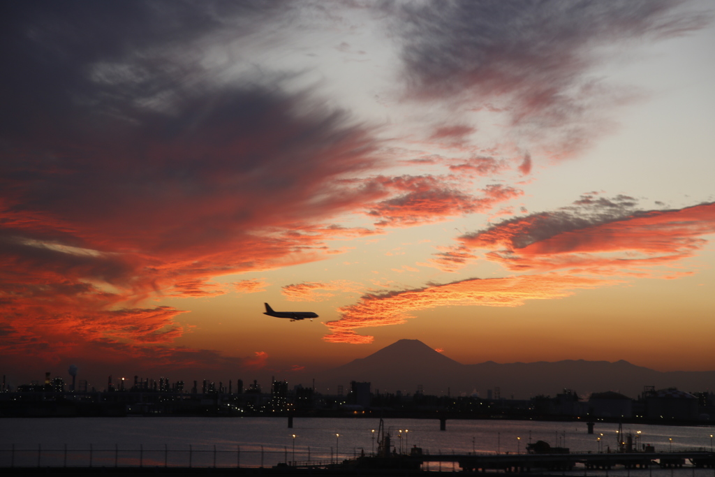 夕暮れの羽田空港滑走路から見る富士山