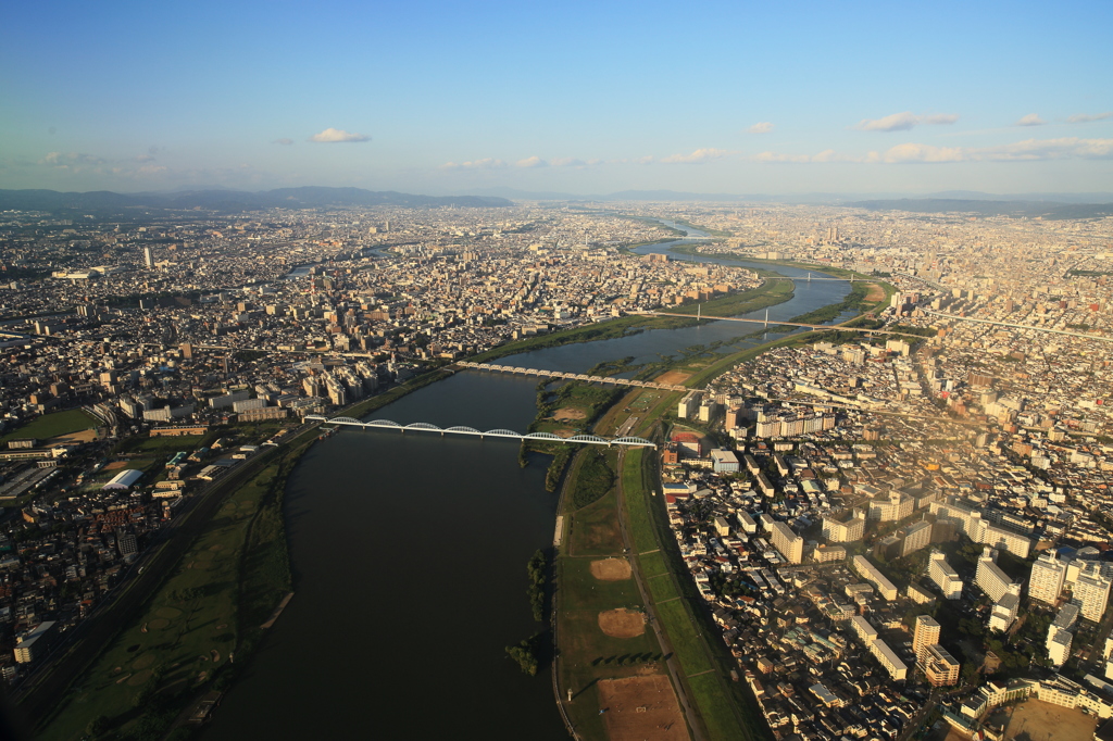 淀川上空を通過中、間もなく伊丹空港に着陸します