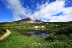 姿見の池に旭岳と青空を映して