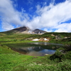 姿見の池に旭岳と青空を映して